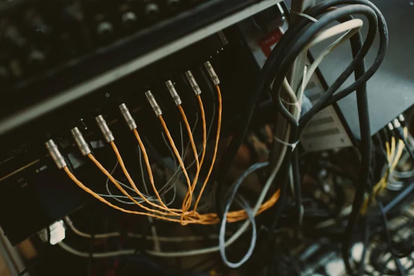 Vista superior de cables conectados a amplificadores de sonido - foto de stock