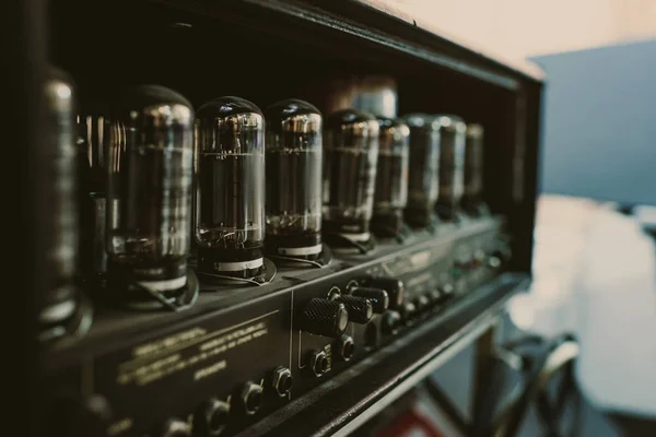 Close-up de amplificador de som com lâmpadas no estúdio de gravação — Fotografia de Stock