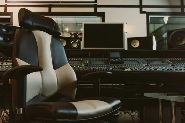 Крісло перед графічним еквалайзером на студії звукозапису — стокове фото