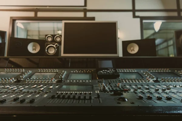 Vista do equalizador gráfico no estúdio de gravação moderno — Fotografia de Stock
