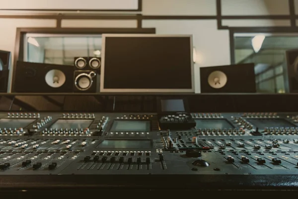 Vue de l'égaliseur graphique au studio d'enregistrement moderne — Photo de stock