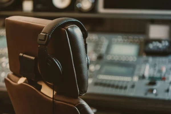 Écouteurs suspendus sur fauteuil au studio d'enregistrement — Photo de stock