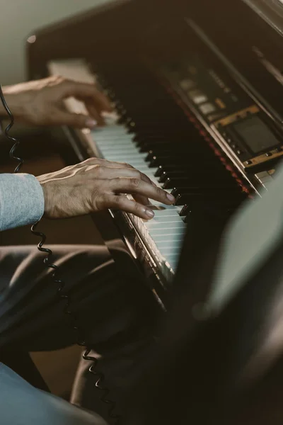 Обрізаний знімок людини, що грає на піаніно сучасний міано з електричним майданчиком — стокове фото