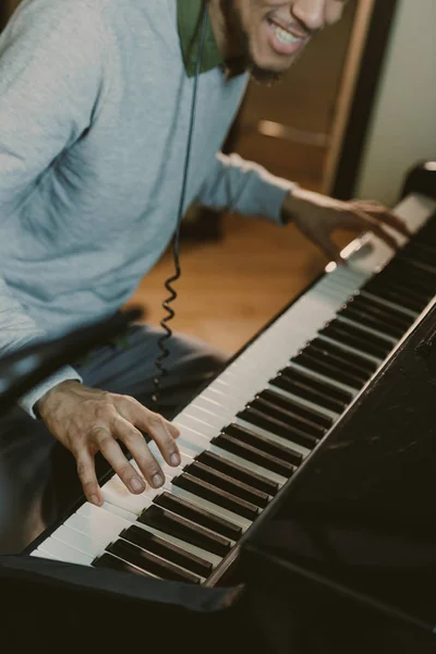 Ritagliato colpo di sorridente pianista esecuzione di musica — Foto stock