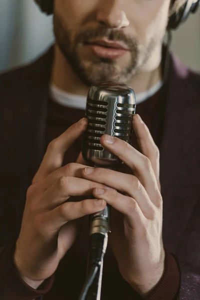 Plan recadré du chanteur tenant le microphone et chantant — Photo de stock