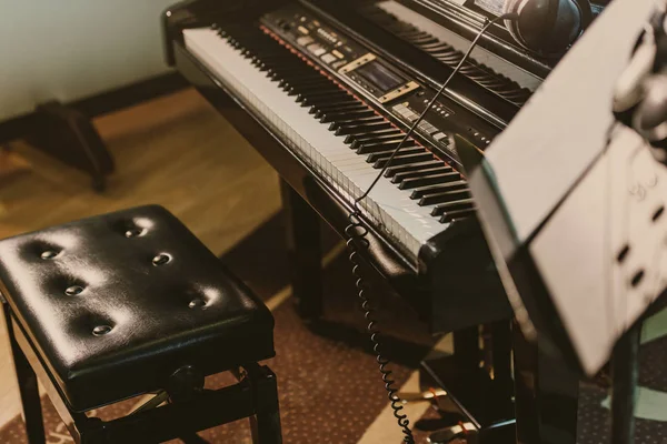 Electric piano in sound recording studio — Stock Photo