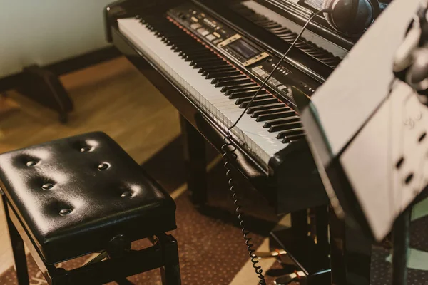 Piano eléctrico en estudio de grabación de sonido - foto de stock