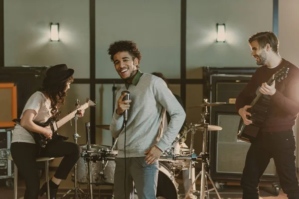 Jóvenes músicos de banda de rock emocional cantando - foto de stock