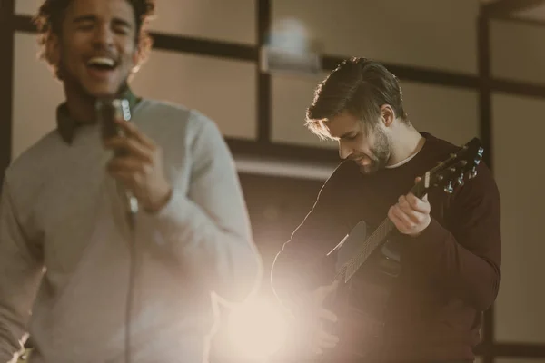 Jóvenes músicos de la banda de rock cantando juntos — Stock Photo