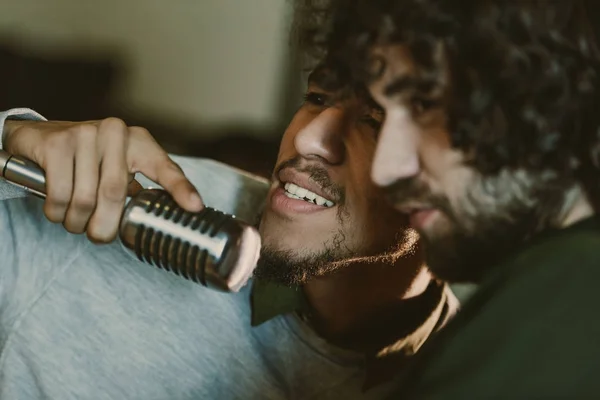 Primer plano de los jóvenes músicos emocionales cantando la canción - foto de stock