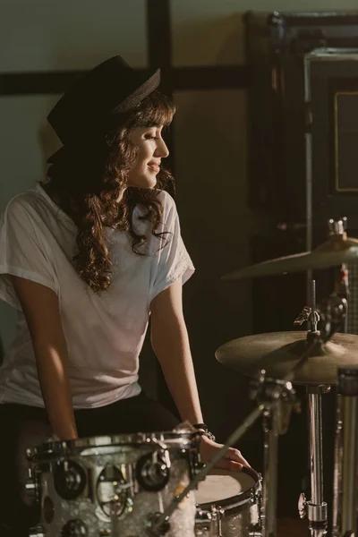 Красивий жіночий барабанщик, що сидить на барабанному наборі — стокове фото