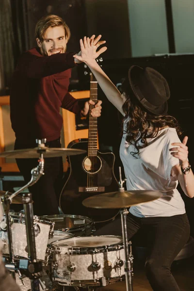 Junge Musiker geben High Five bei Wiederholung — Stockfoto