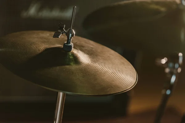 Close-up shot of drum under spotlight on stage — стоковое фото