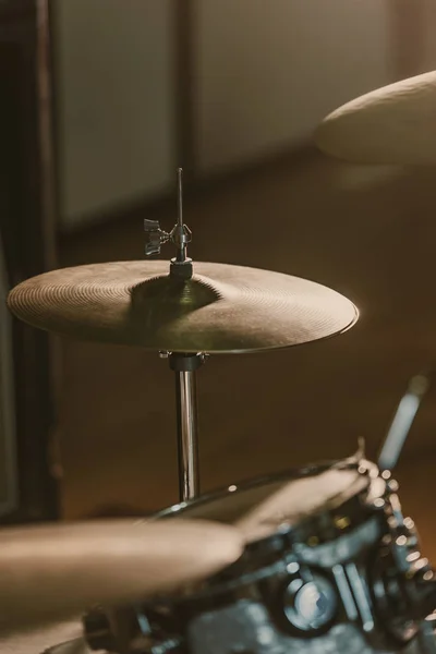 Gros plan des cymbales à tambour sous les projecteurs sur scène — Photo de stock