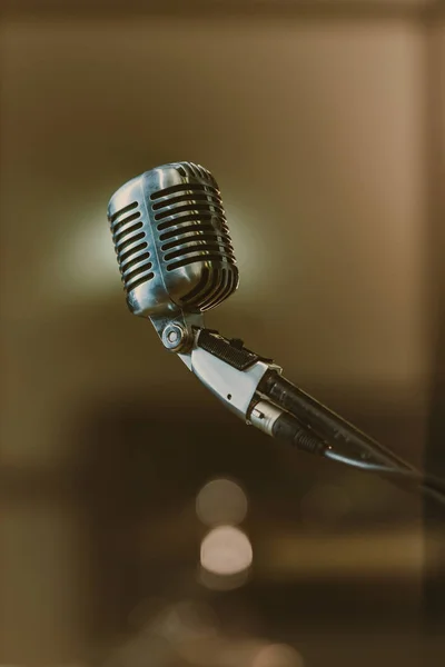 Primo piano del microfono retrò su sfondo sfocato — Foto stock