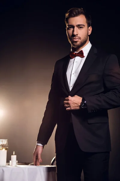 Hombre guapo en chaqueta esperando una cita romántica en el restaurante — Stock Photo
