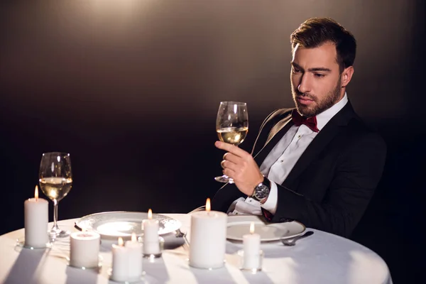 Hombre molesto beber vino mientras espera para la fecha en el restaurante - foto de stock