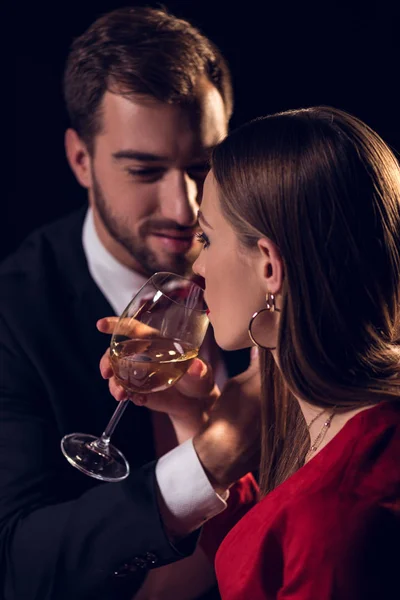 Casal bebendo vinho branco na data romântica no restaurante — Fotografia de Stock