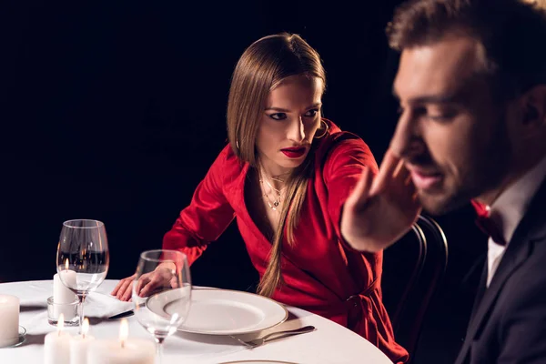 Novia abofeteando a su novio durante una cita romántica en el restaurante - foto de stock