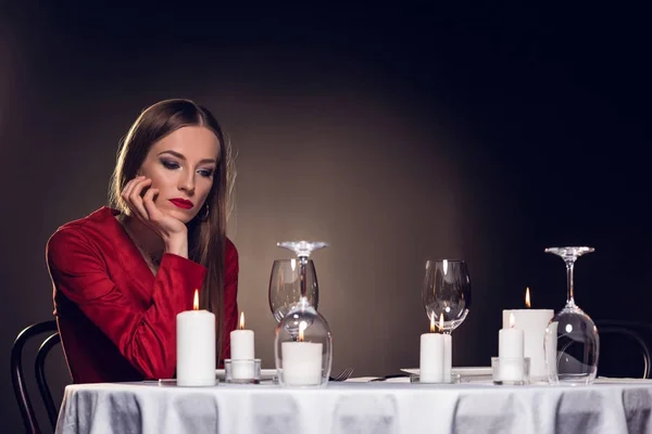 Solo triste hermosa mujer esperando romántica fecha en restaurante - foto de stock