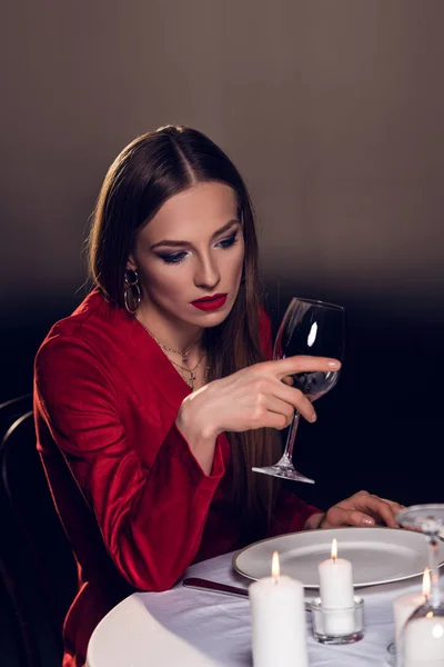 Chateado mulher beber vinho enquanto espera data romântica no restaurante — Fotografia de Stock