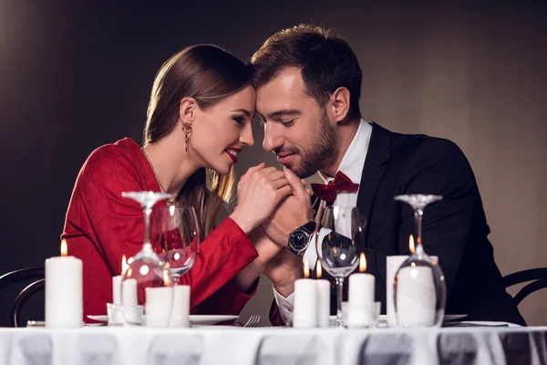 Hermosa tierna pareja pasar tiempo en romántica fecha en el restaurante - foto de stock