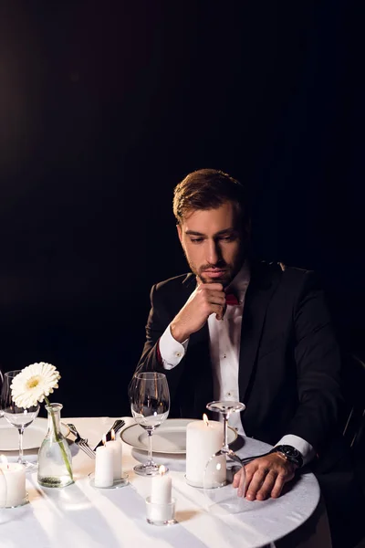 Красивий бородатий чоловік в куртці чекає на романтичне побачення в ресторані — стокове фото