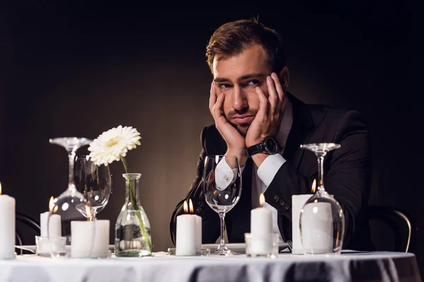 Chateado homem bonito à espera de encontro romântico no restaurante — Fotografia de Stock