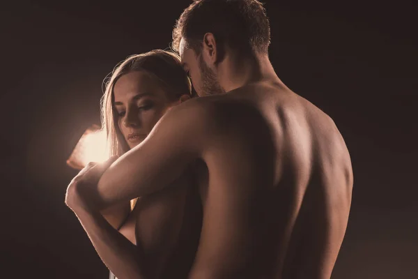 Nackte Liebende, die sich umarmen, auf braun mit Gegenlicht — Stockfoto