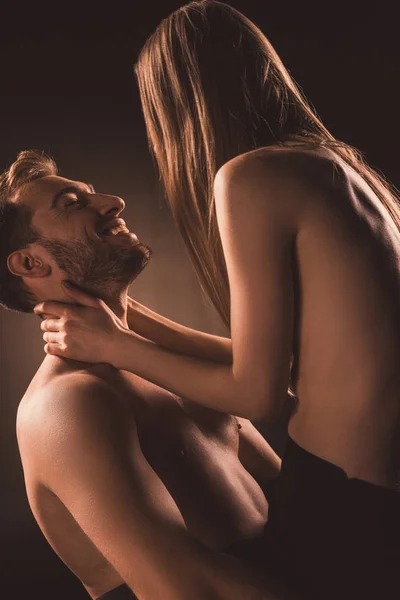 Casal apaixonado abraçando e olhando um para o outro, em marrom — Fotografia de Stock