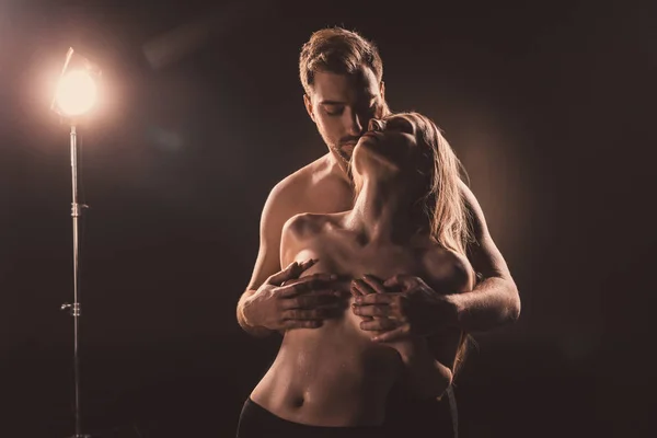 Namorado apaixonado tocando peito de sua namorada sexy, em marrom — Fotografia de Stock