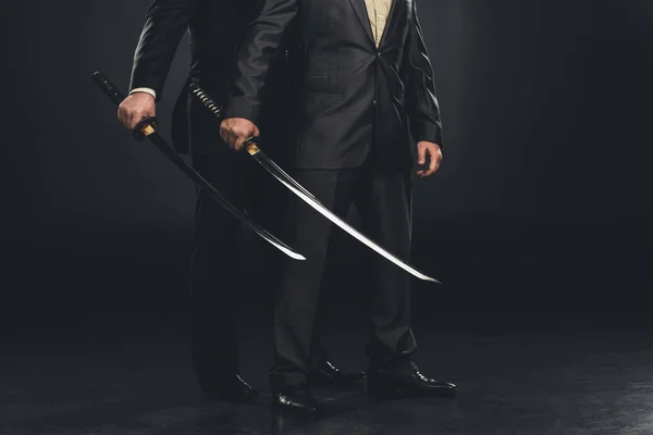 Plan recadré de membres de yakuza avec des épées de katana isolées sur du noir — Photo de stock