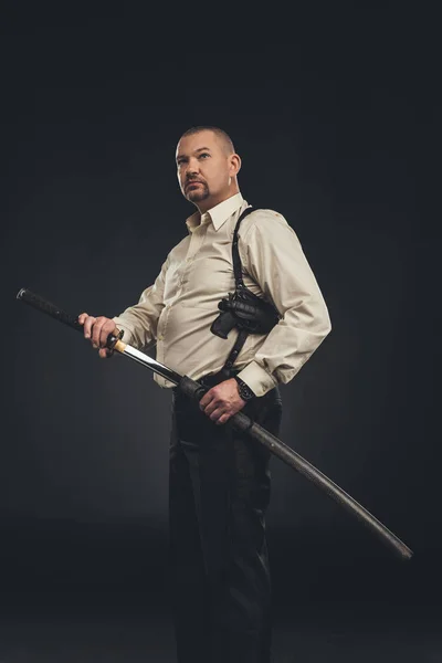 Зрелый член якудза вытаскивает свой катанский меч — стоковое фото