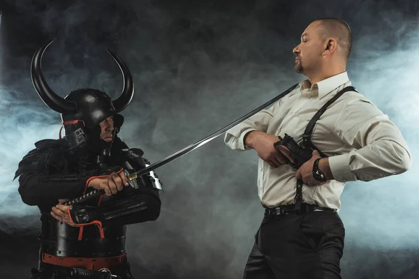 Gepanzerte Samurai mit Katana bereit, Mann zu töten, während er seine Waffe herausnimmt — Stockfoto
