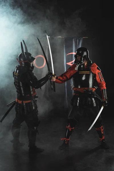 Samurai en el saludo tradicional uno al otro en negro - foto de stock