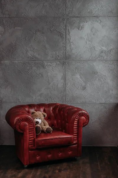 Ours en peluche sur fauteuil dans une chambre élégante en style loft — Photo de stock