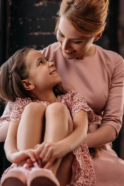 Schöne Mutter umarmt ihre kleine Tochter — Stockfoto