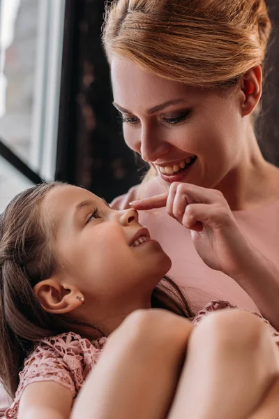 Gros plan de la mère et de la fille jouant à la maison — Photo de stock