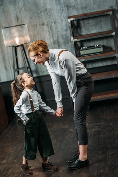 Mère et fille riant aux appartements loft — Photo de stock