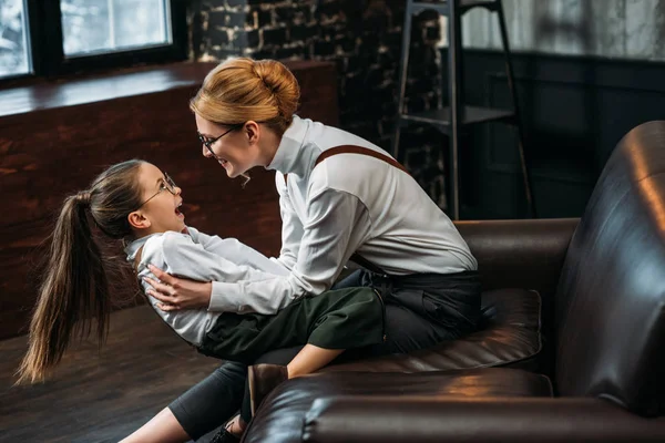 Heureux mère et fille jouer sur canapé à la maison — Photo de stock