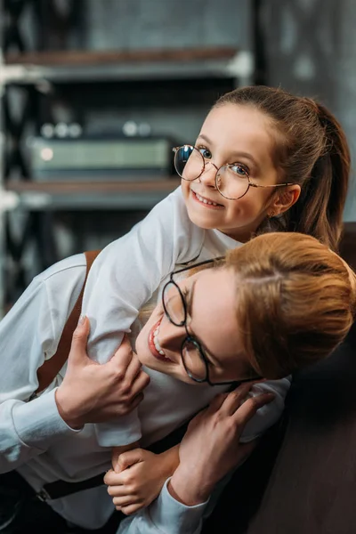 Nahaufnahme der Tochter, die ihre Mutter von hinten umarmt — Stockfoto