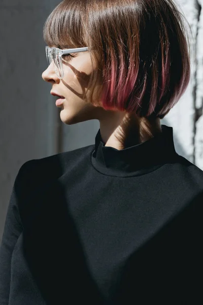 Vista laterale di bella donna alla moda con capelli rosa e occhiali — Foto stock