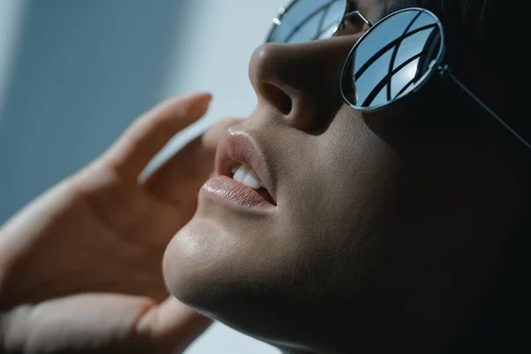 Headshot de belle fille à la mode avec réflexion dans les lunettes de soleil — Photo de stock