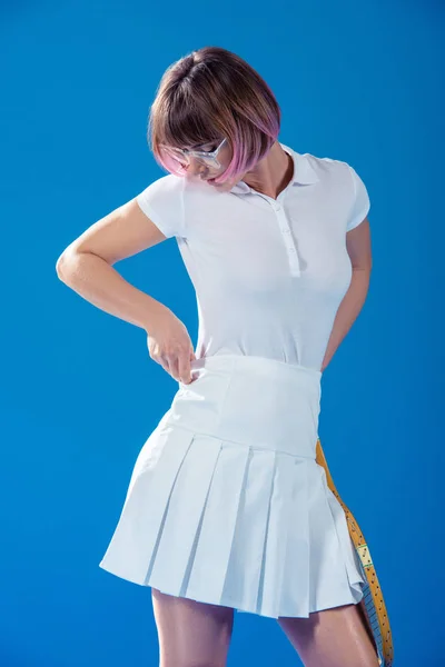 Тенісист фіксує спортивний одяг ізольовано на синьому — стокове фото