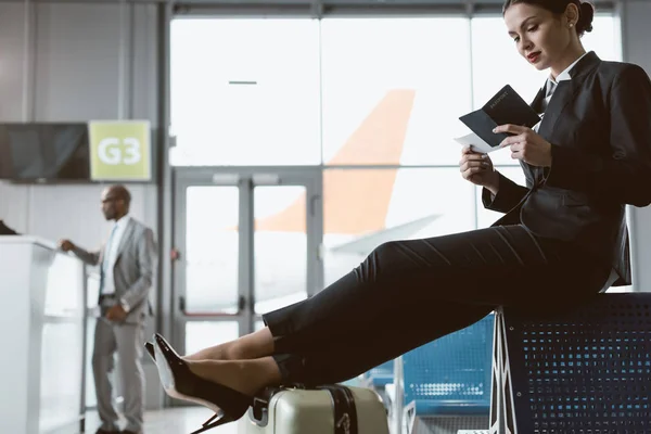Attraktiver junger Geschäftsmann wartet in der Flughafenlobby auf seinen Flug — Stockfoto