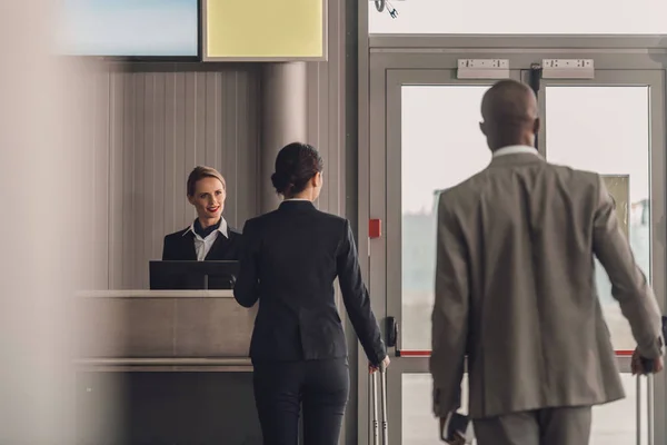 Задний вид очереди бизнесменов при регистрации в аэропорту в кассе — стоковое фото