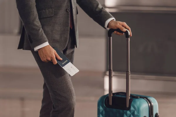 Plan recadré d'un homme d'affaires avec bagages et billet d'avion à l'aéroport — Photo de stock