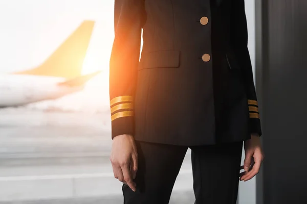 Tiro recortado de piloto femenino en uniforme profesional - foto de stock