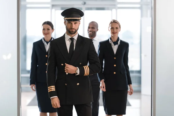 Piloto con azafatas — Stock Photo
