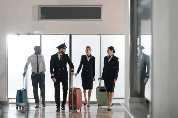 Team di personale dell'aviazione a piedi dalla loggia aeroportuale — Foto stock